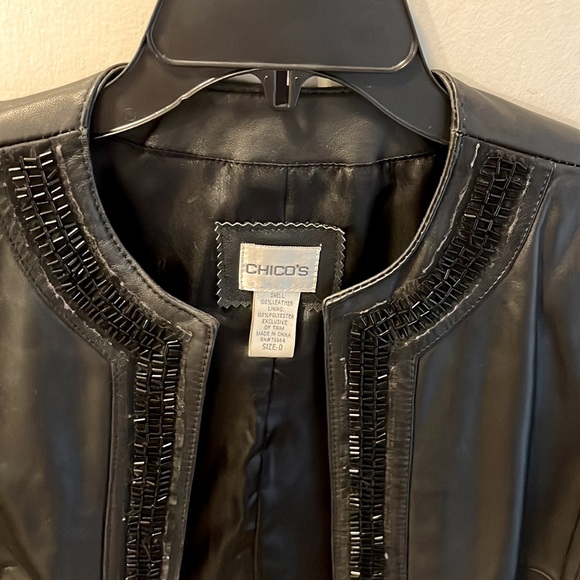 A black leather Chicos jacket size 0, which is a 4 to 6 size - Picture 4 of 4